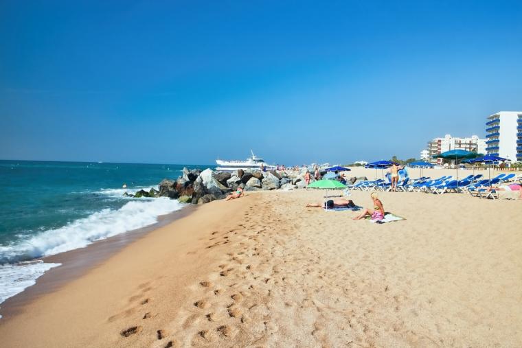 En strand i Malgrat de Mar på Costa Brava