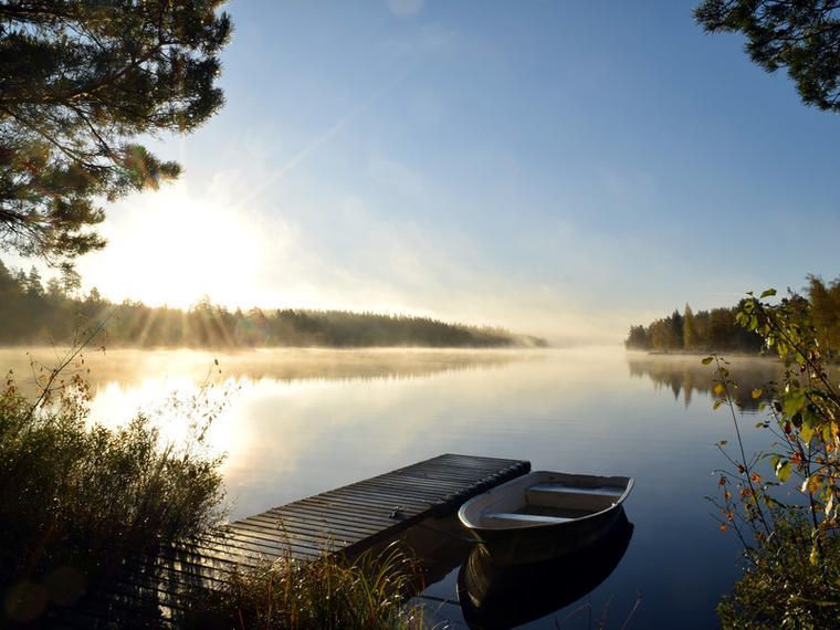 Stilla morgon vid sjön