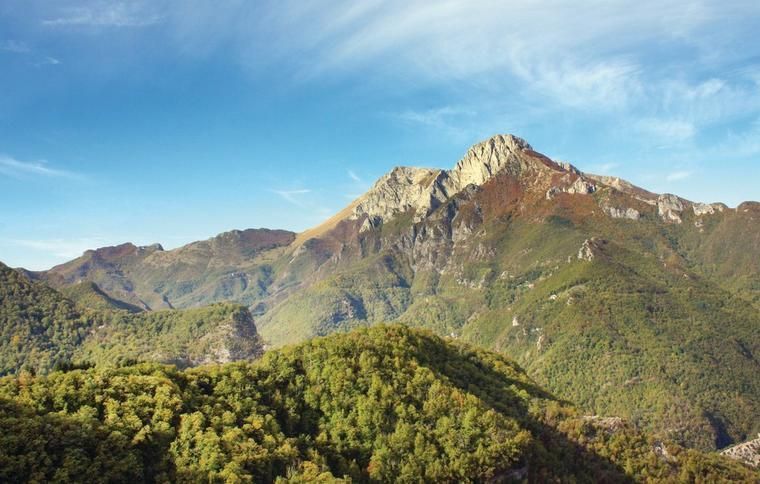 Vacker natur runt Camporgiano i Toscana