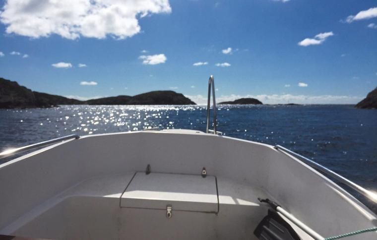 Med båt i Bömlo skärgård