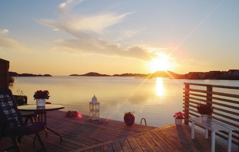 Solnedgång över havet sett från ett boende i Skärhamn