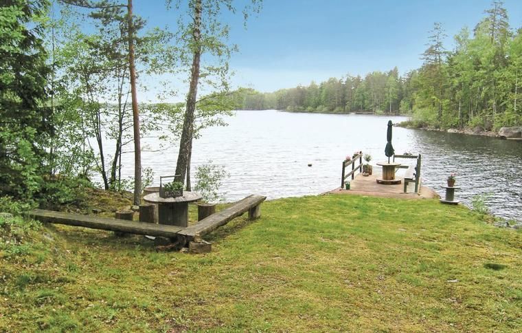 Brygga vid sjö nära stuga i Kristdala