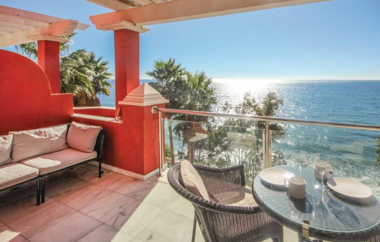 Utsikt över havet från en semesterlägenhet i Estepona
