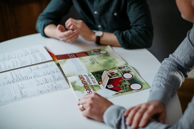 En medarbetare på NOVASOL i Sverige besöker ett semesterboende