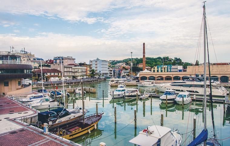 Charmiga hamnen i Cattolica