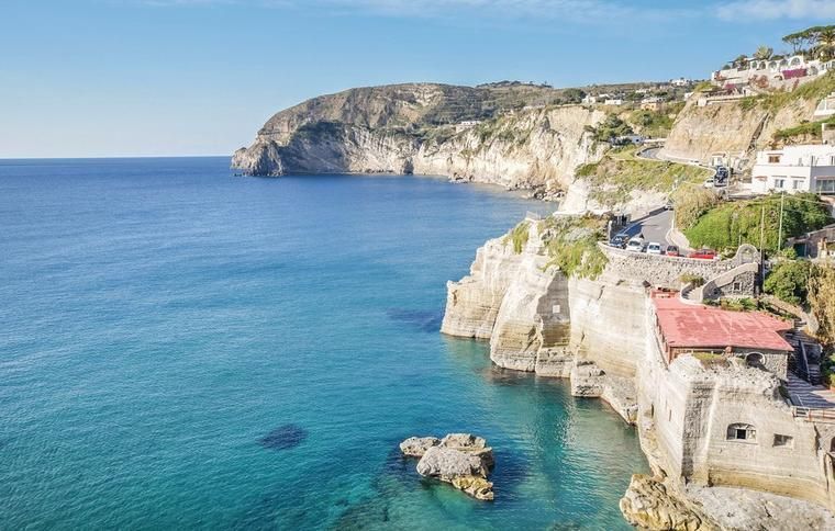 Havet vid Ischia i Neapelbukten