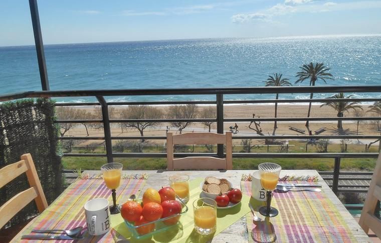 Havutsikt från boende i Pineda de Mar med stranden utanför
