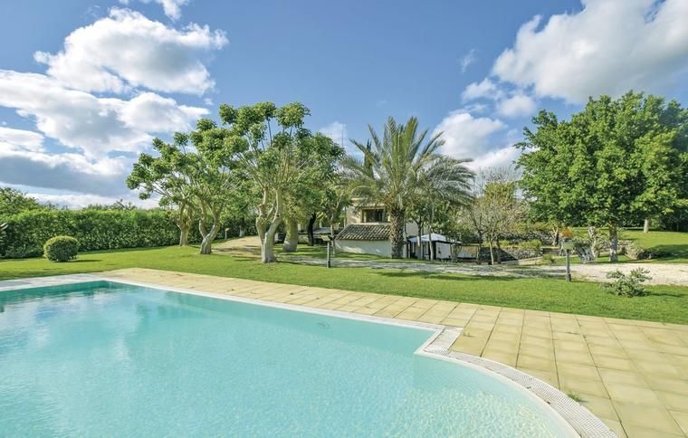 Alternativ för att hyra hus i Catania med pool