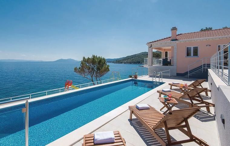Hus att hyra på Korcula nära havet och med egen pool
