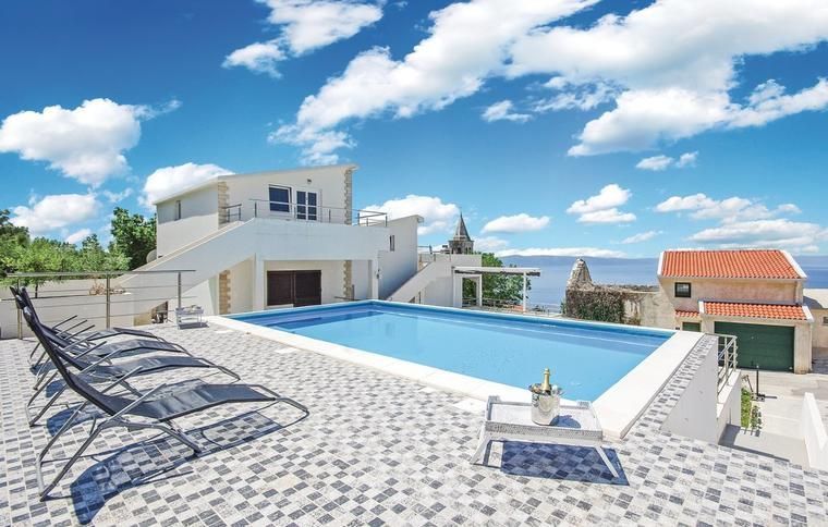 Hus att hyra i Podgora med pool