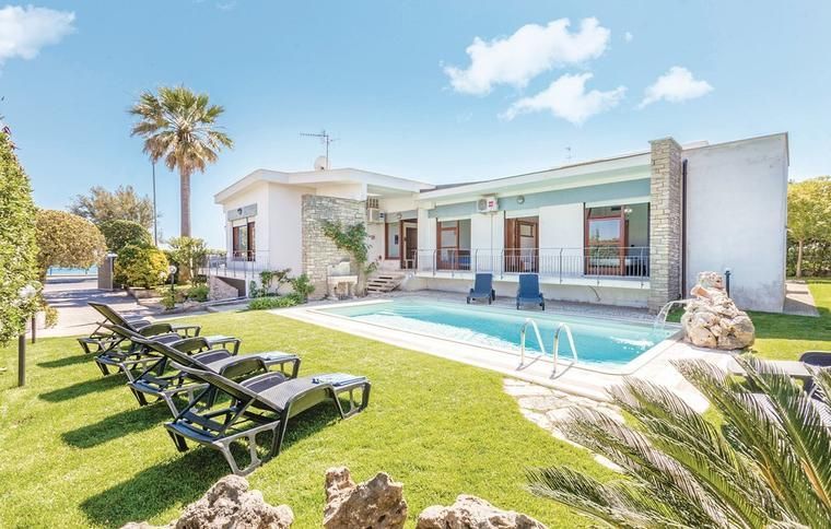 Hus i Terracina med pool att hyra