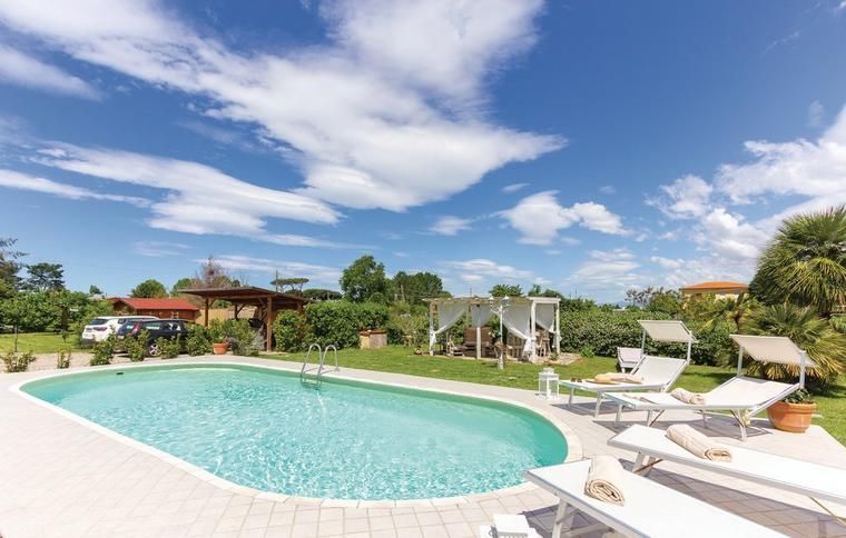 Pool till hus att hyra i Viareggio