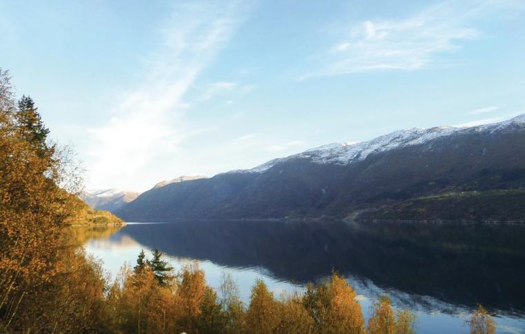Utsikt över Hardangerfjorden från stuga i Ulvik