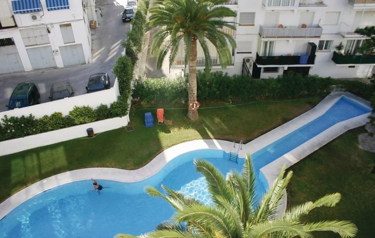 Gitarrformad pool i Costa del Sol, Spanien