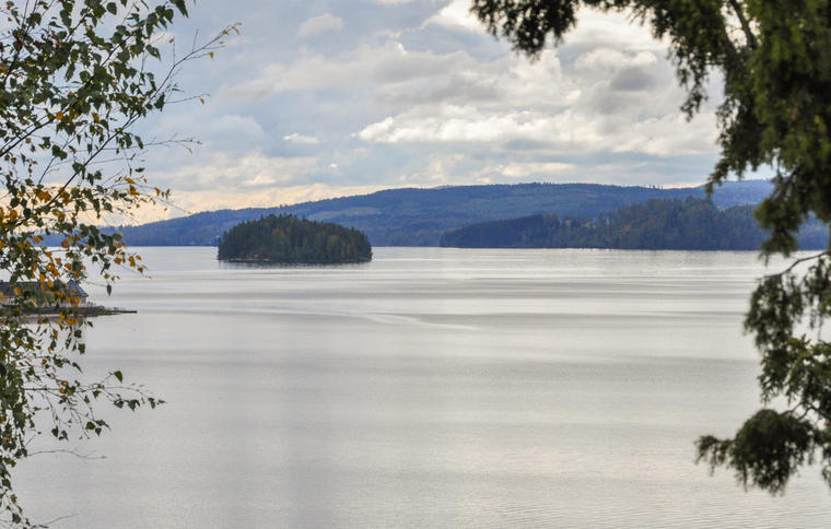 Koppla av vid sjön och naturen i ett boende i Lysvik