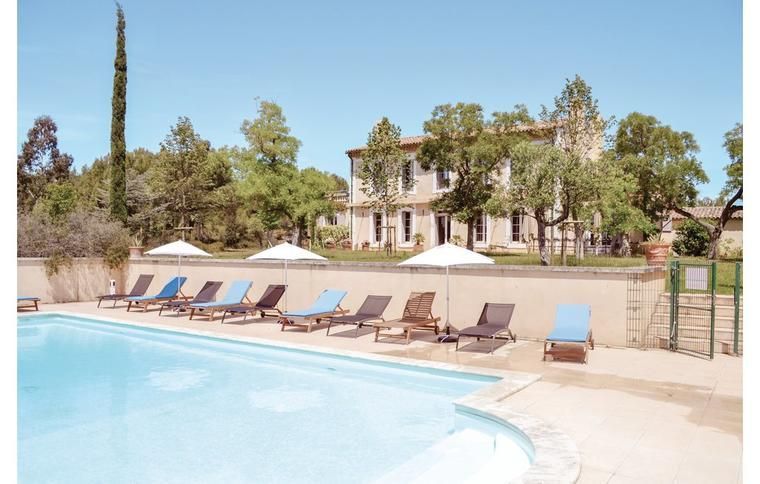 Charmigt semesterboende i Béziers med pool