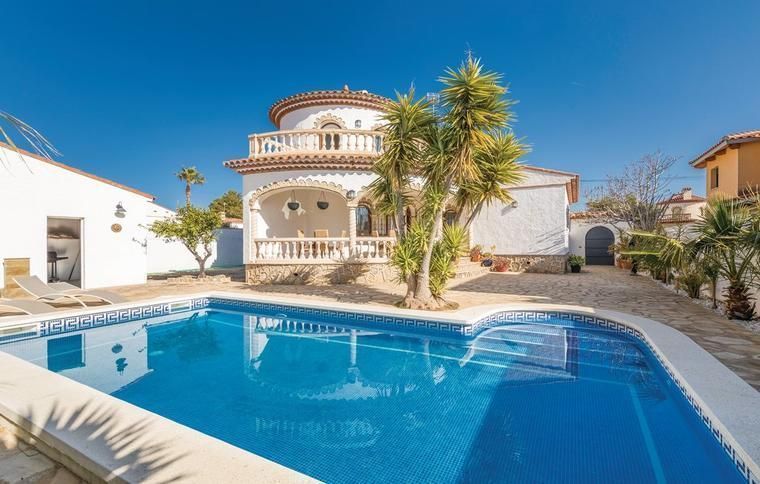 Semesterhus i Miami Platja med pool