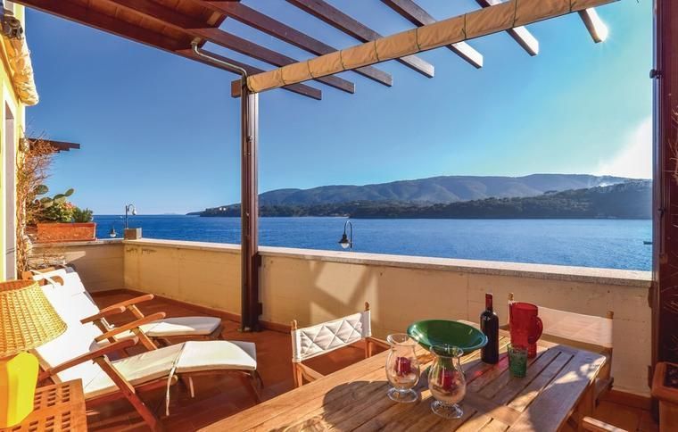 Underbar utsikt från semesterlägenhet på Elba, Italien