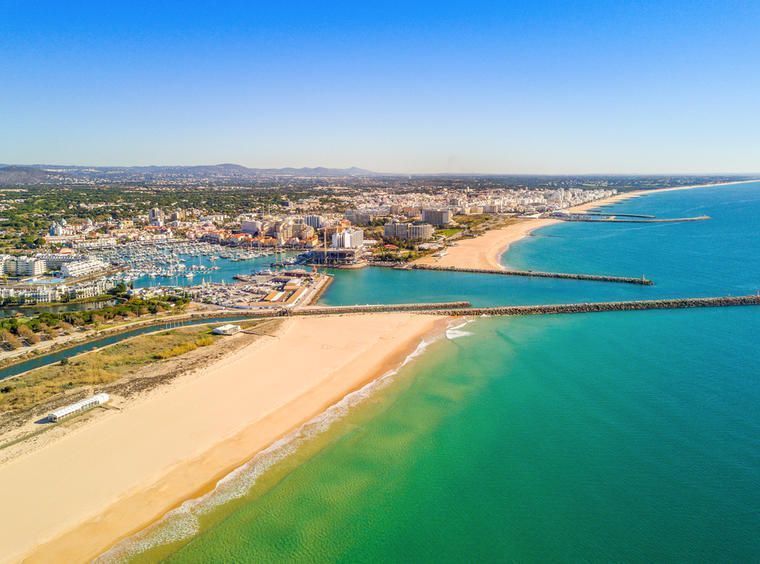Vilamoura vid havet i Algarve