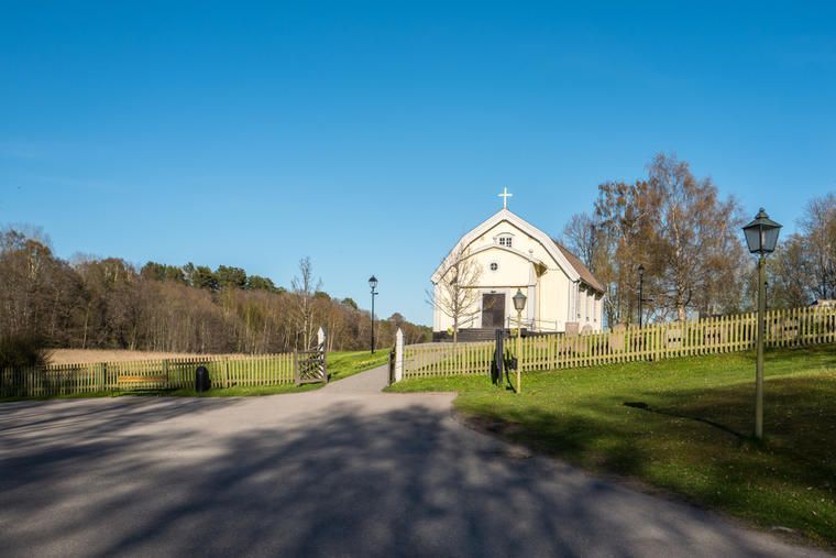 Besök Ingarö kyrka i Stockholm skärgård