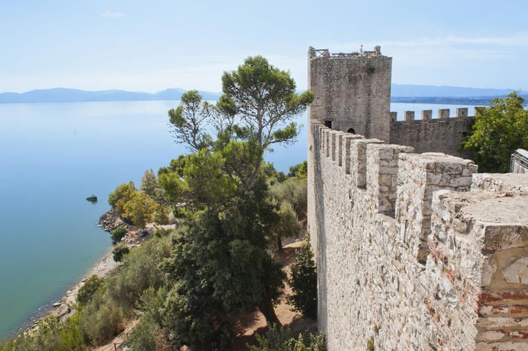 Ruiner och Trasimenosjön vid Castiglione Del Lago