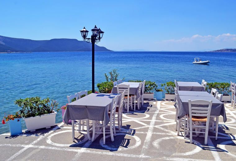 Taverna vid havet på Euboia i Grekland