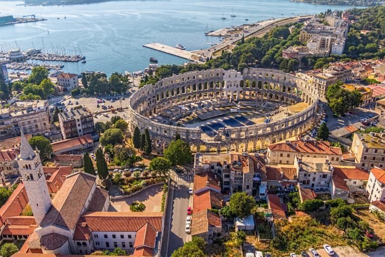 Från staden Pula i Kroatien