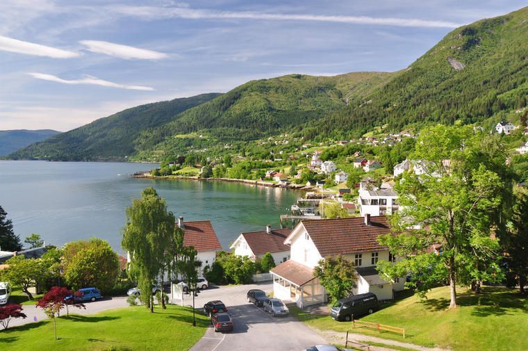 Stugor vid vatten i Sogn of Fjordane