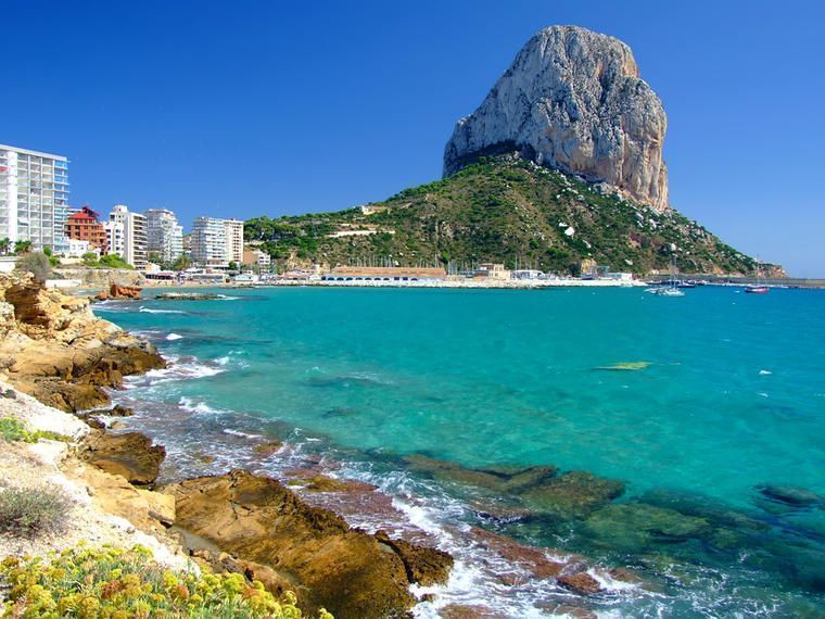 Calpe vid havet i Spanien