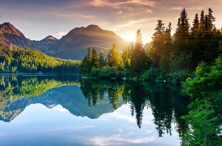 Sjö vid nationalpark i Slovakien