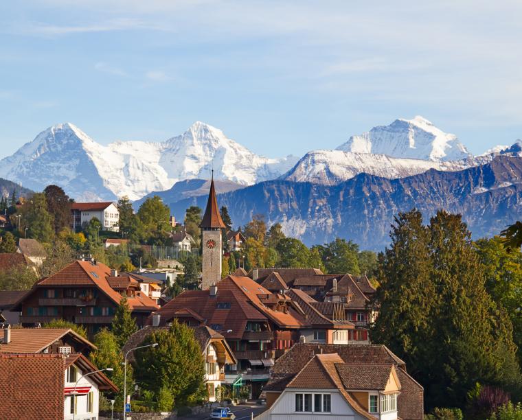 By vid bergen i Schweiz