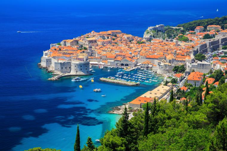 Vackra Durbovnik vid havet i Kroatien