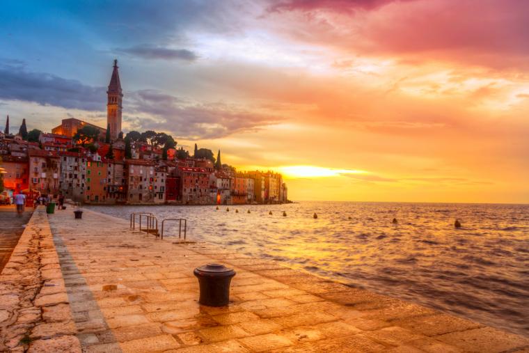 Solnedgång över hus i Rovinj