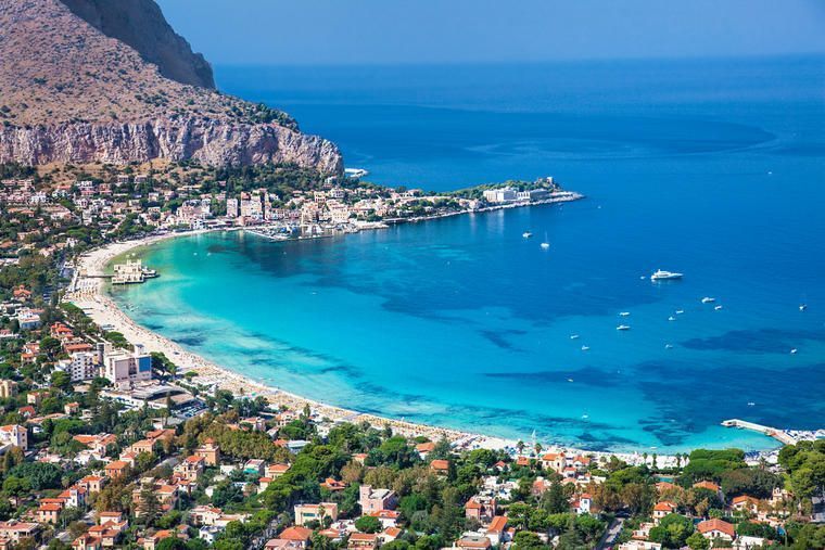 Hus och stranden Mondello, Palermo