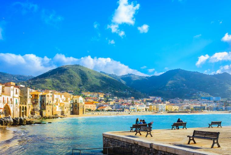 Hus vid havet på vackra Sicilien