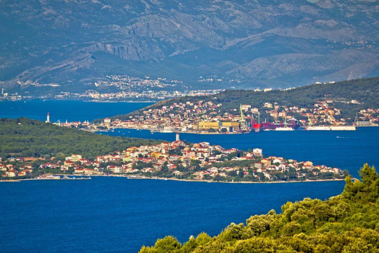 Hyr hus i medeltida staden Trogir vid havet