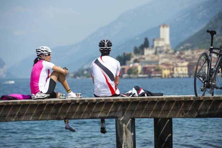 Koppla av vid Gardasjön i Italien