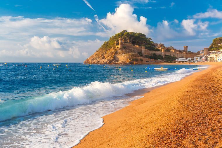 Stranden Playa Gran med Vila Vella i bakgrunden