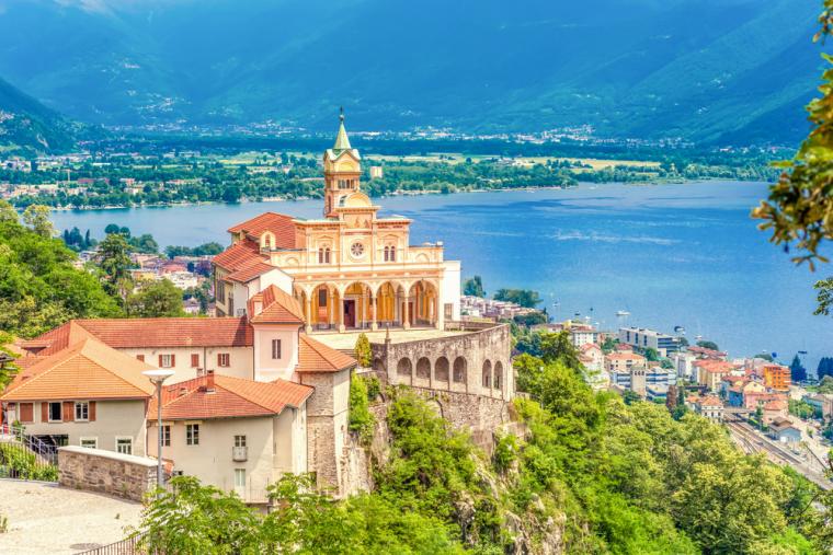 Upplev Lago Maggiore med ett semesterhus