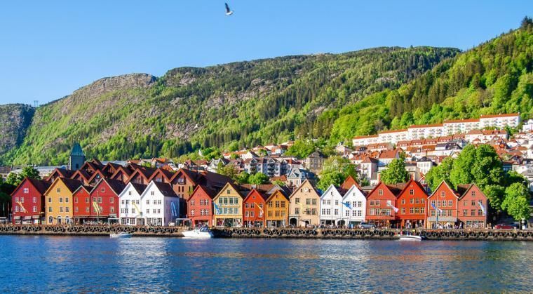 Stugor och hus vid vattnet i Bergen, Norge