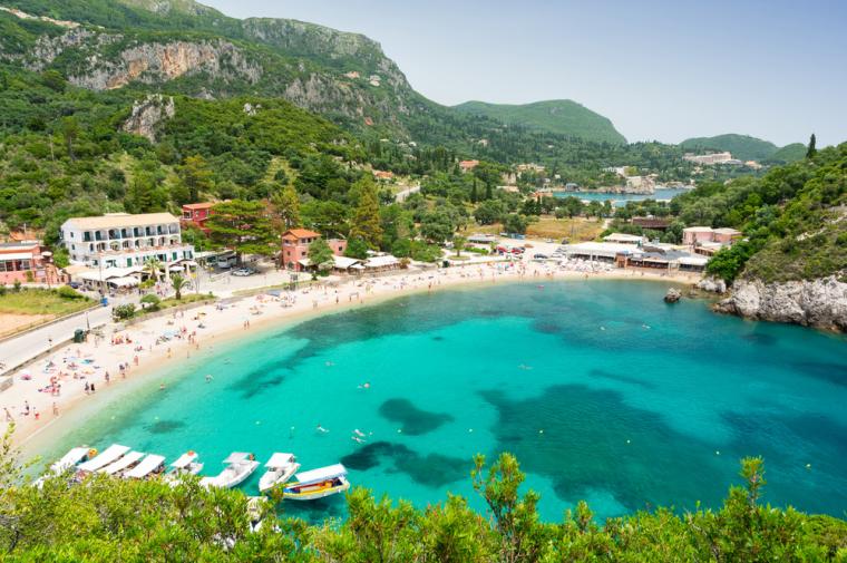 Stranden Paleokastritsa på Korfu i Grekland
