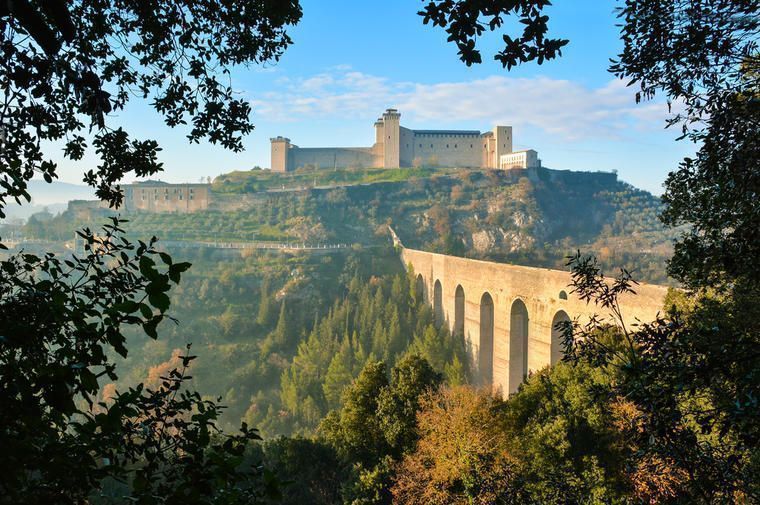 Vy över medeltida staden Spoleto, Umbrien