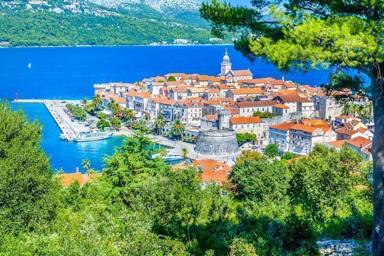Korcula vid havet i Kroatien