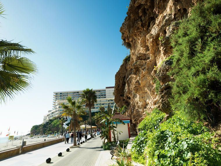 Strandpromenaden nära semesterlägenhet i Torremolinos