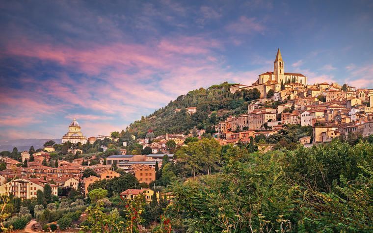 Besök Todi från ditt boende i Perugia