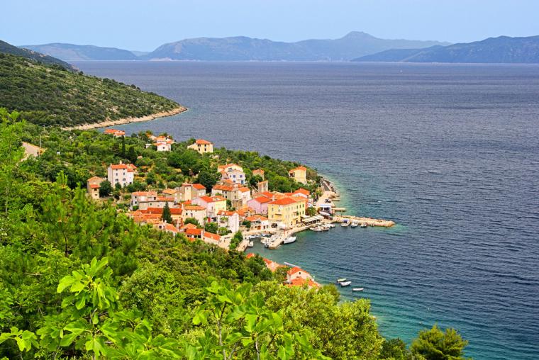 Vy över by i Kroatien vid havet