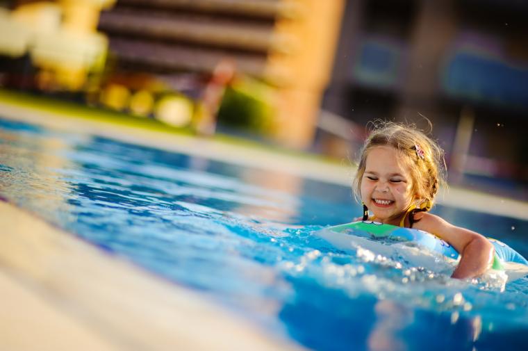 Kul i pool i ett semesterhus i Grekland