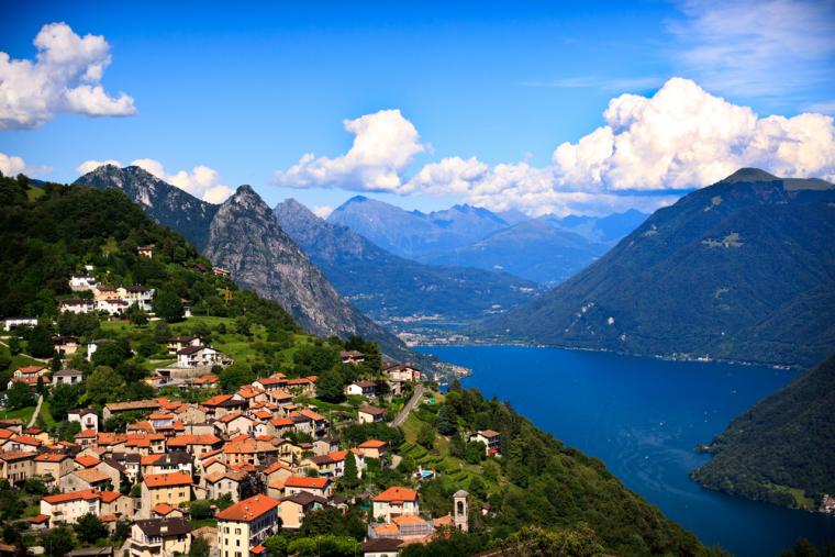 Stad vid Luganosjön i Italien