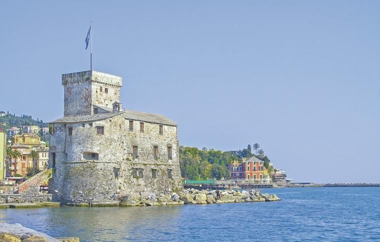 Slottet vid havet i Rapallo i Ligurien