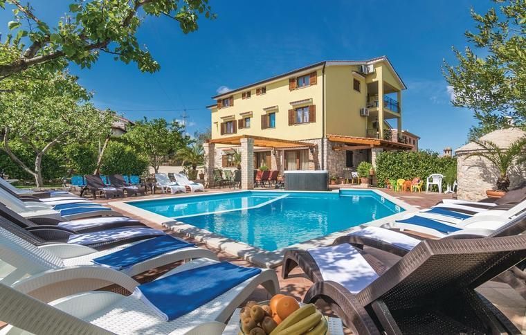 Stort hus i Kroatien med pool